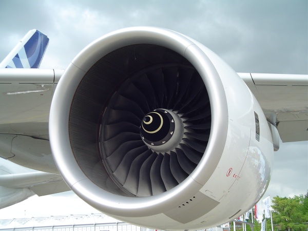 Rolls-Royce is considering using a 3D printer manufacturer of aircraft engine components and lighter
